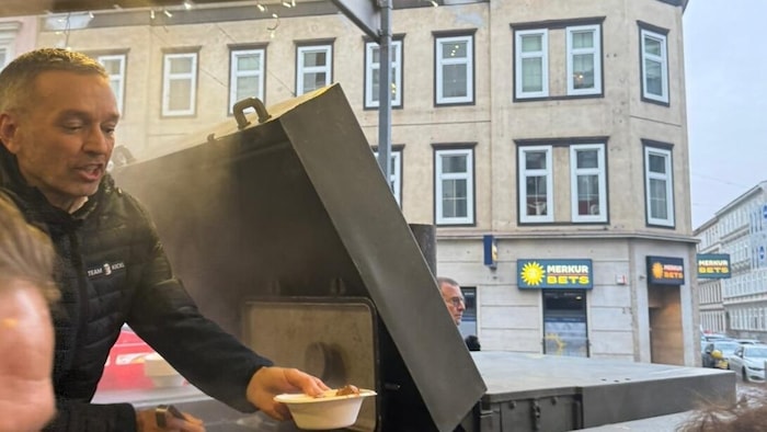 FPÖ-Chef Herbert Kickl bei der Essensausgabe.