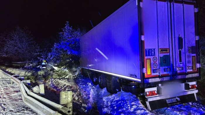 Ein Lkw war kurz nach der Autobahnauffahrt Wernberg von der Fahrbahn abgekommen.