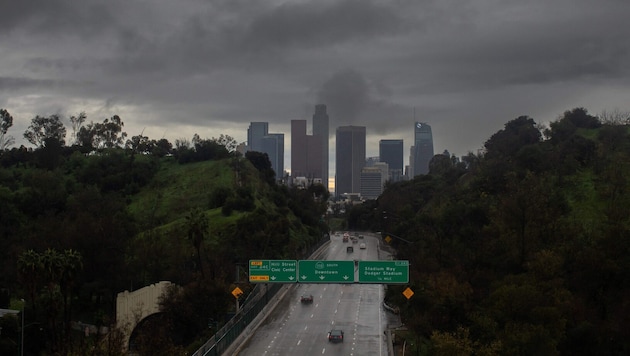 Dunkle Wolken zogen über Los Angeles auf.