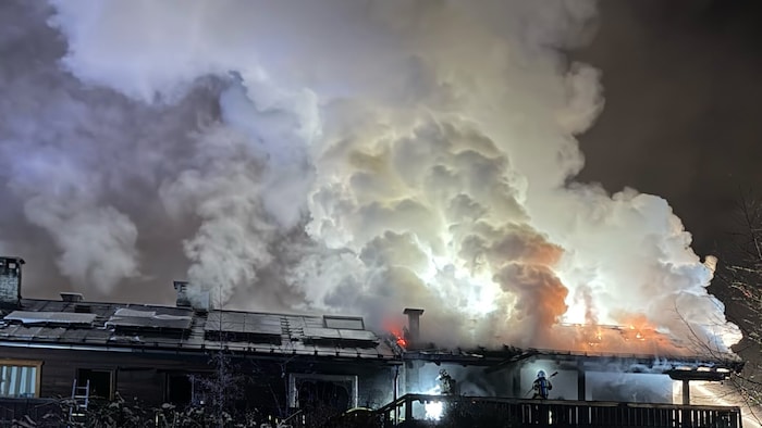 Der Dachstuhl brannte, dichter Rauch stieg empor.