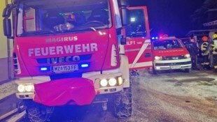Im weihnachtlichen Schneetreiben war die Feuerwehr mit Winterausrüstung ausgestattet.