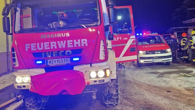 Im weihnachtlichen Schneetreiben war die Feuerwehr mit Winterausrüstung ausgestattet.