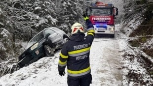 In Voitsberg musste die Feuerwehr am Heiligen Abend unter anderem diesen Pkw aus dem ...