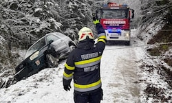 In Voitsberg musste die Feuerwehr am Heiligen Abend unter anderem diesen Pkw aus dem ...