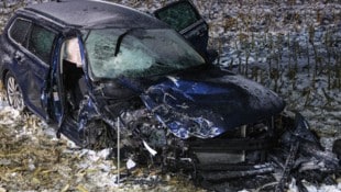 Die Beifahrerin musste aus dem Wrack gerettet werden.