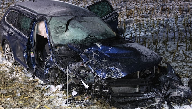 Die Beifahrerin musste aus dem Wrack gerettet werden.