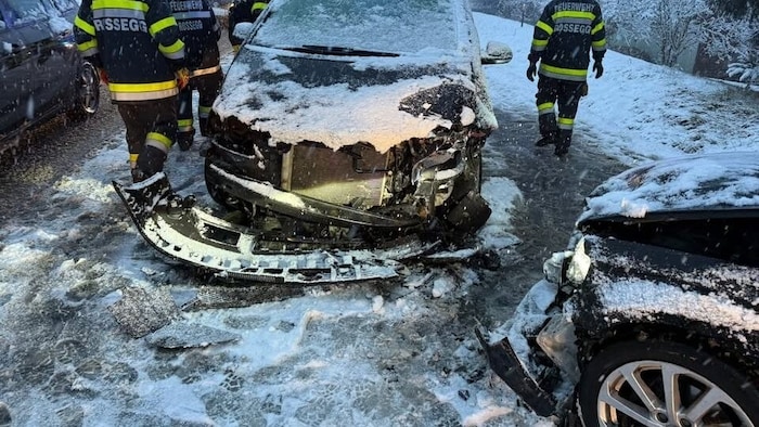 An den Autos entstand laut Polizei Totalschaden.