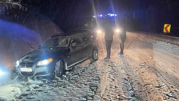 Die Feuerwehr zog den abgerutschten Pkw auf die Straße zurück und schleppte ihn bis auf die ...