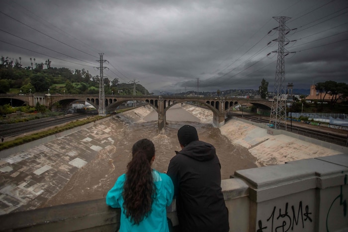 Der Wasserstand im Los Angeles River war zu Heilig Abend bedrohlich hoch.