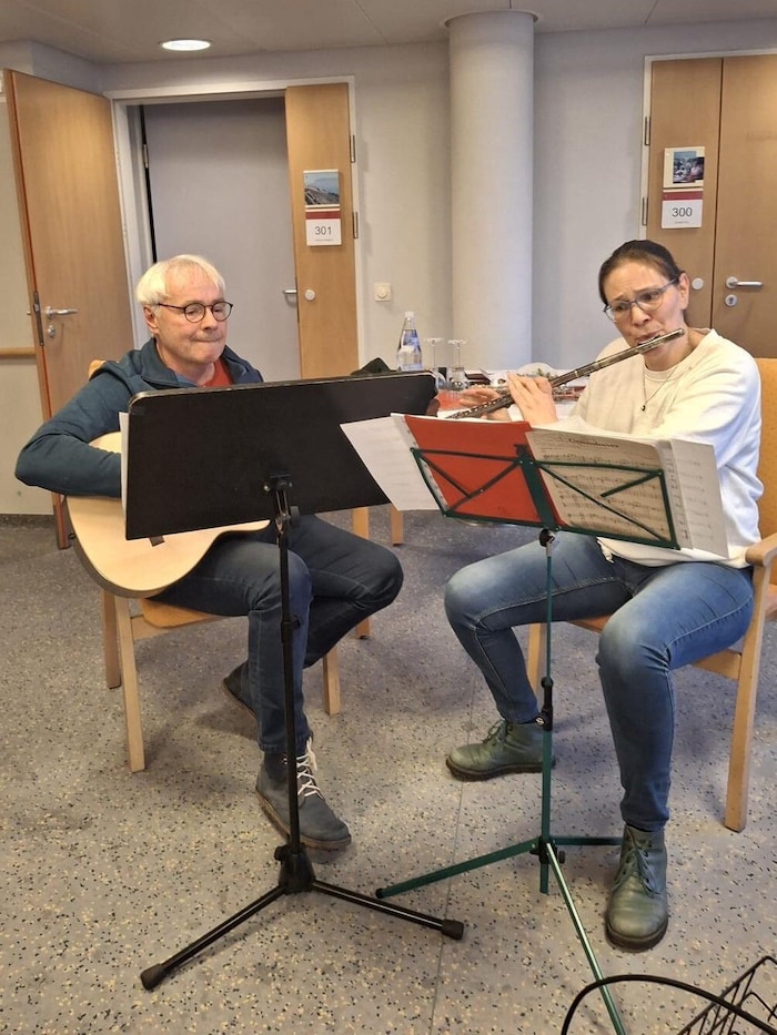 Statt medizinischer Instrumente brachten die Hausärzte Katharina Kloimstein und Siegfried ...