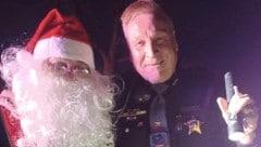 Nach der Verkehrskontrolle wurde ein Selfie mit dem Weihnachtsmann gemacht. 