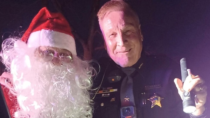 Nach der Verkehrskontrolle wurde ein Selfie mit dem Weihnachtsmann gemacht.