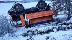 Kopfüber landete das Schwerfahrzeug im Graben.