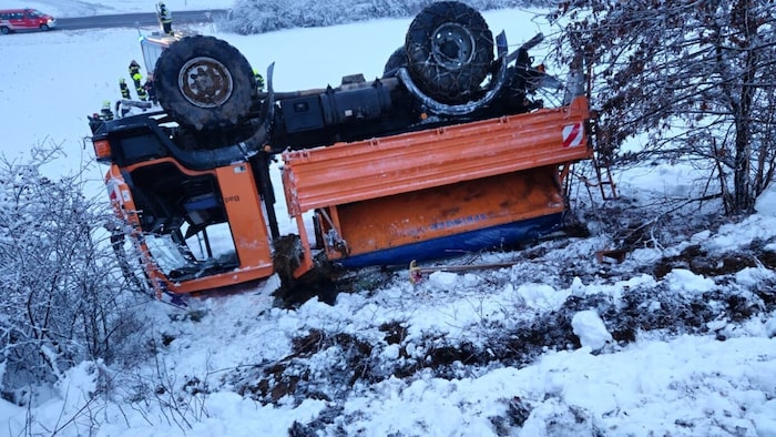 Kopfüber landete das Schwerfahrzeug im Graben.