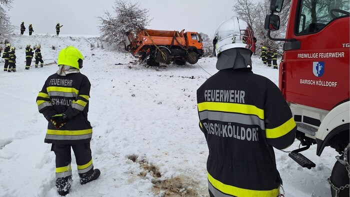 Der Streuwagen wird wieder auf die Räder gestellt.