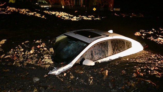 Dieser Wagen in Wrightwood Kalifornien wurde von Schlammassen begraben.