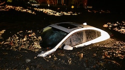 Dieser Wagen in Wrightwood Kalifornien wurde von Schlammassen begraben.