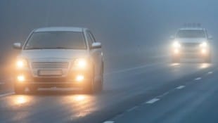 Der deutsche TÜV-Süd rät Autofahrern dringend dazu, das Licht bei schlechter Sicht manuell ...