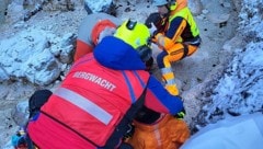 Weihnachtlicher Rettungseinsatz: Die schwer verletzte Frau wurde schließlich per Heli geborgen.