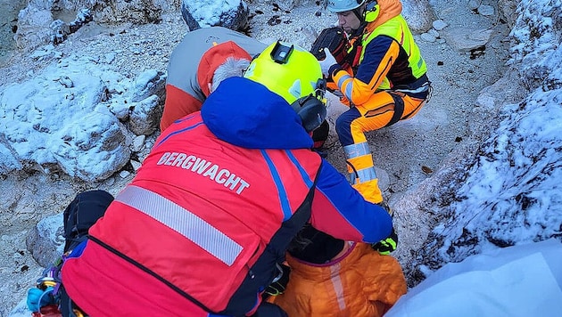 Weihnachtlicher Rettungseinsatz: Die schwer verletzte Frau wurde schließlich per Heli geborgen.