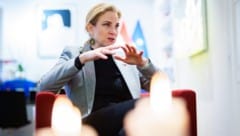 Die 47-Jährige muss einige verhaltensauffällige NEOS zusammenhalten.