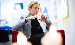 Meinl-Reisinger geht rigoros gegen Hass im Netz vor.