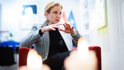 Die 47-Jährige muss einige verhaltensauffällige NEOS zusammenhalten.