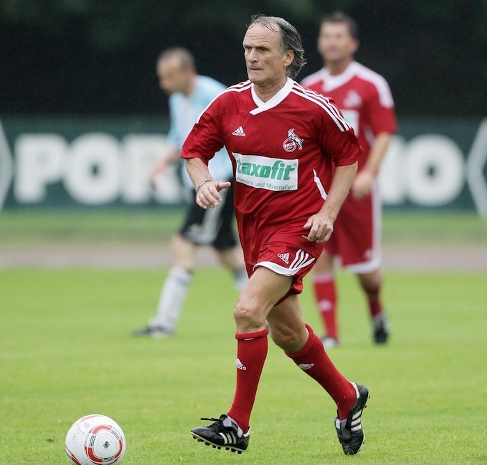 Wolfgang Overath mit dem Ball am linken Fuß.