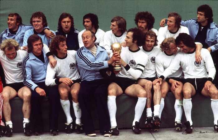 Wolfgang Overath (ganz re.) mit den Weltmeistern von 1974.