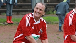 WM-Held Wolfgang Overath kann mit 82 Jahren das Kicken nicht lassen.