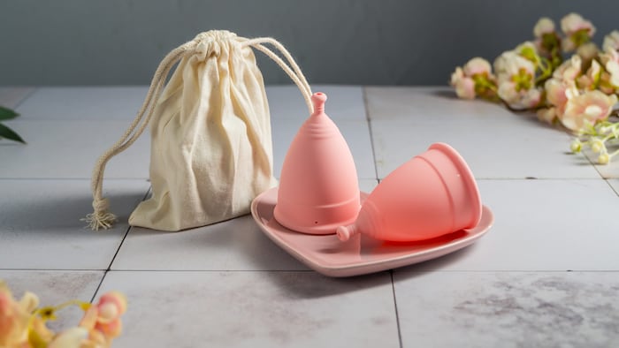 Eine Menstruationstasse kann eine nachhaltige Möglichkeit sein, um die Kosten für ...