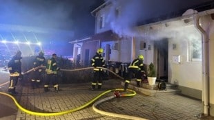 Die Kameraden löschten das Brandgut im Keller und befreiten das Haus anschließend vom Rauch. 