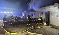 Die Kameraden löschten das Brandgut im Keller und befreiten das Haus anschließend vom Rauch. 