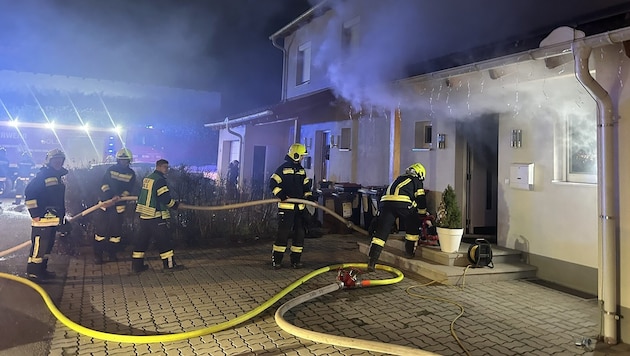 Die Kameraden löschten das Brandgut im Keller und befreiten das Haus anschließend vom Rauch.
