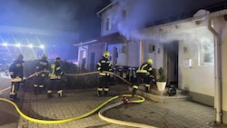 Die Kameraden löschten das Brandgut im Keller und befreiten das Haus anschließend vom Rauch. 