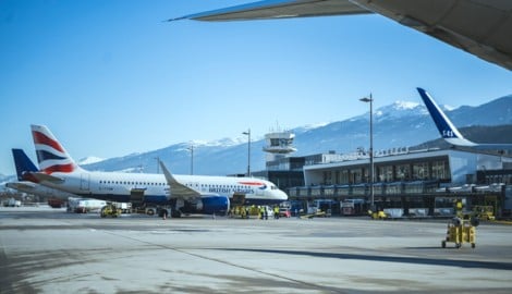 Wenn Flugzeuge am Boden bleiben oder später abheben, haben Passagiere Anspruch auf verschiedene ...