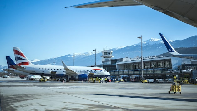 Wenn Flugzeuge am Boden bleiben oder später abheben, haben Passagiere Anspruch auf verschiedene ...