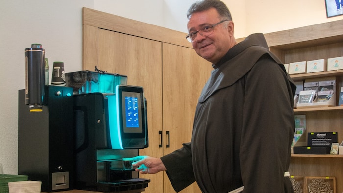 Pater Thomas in seinem kleinen Café beim Klosterladen. Er ist immer zu einem Gespräch bereit.