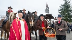 Auch Pfarrer Robert Jamroz freute sich über die Wiederbelebung des Brauchs und spendete seinen ...