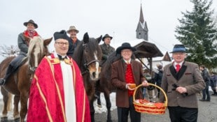 Auch Pfarrer Robert Jamroz freute sich über die Wiederbelebung des Brauchs und spendete seinen ...