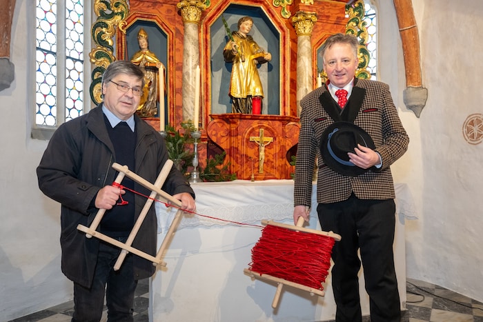 Mesner Franz Mikl und Initiator Otto Kurt Knoll mit der besonderen Wachsschnur.