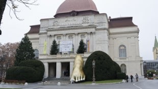 140 Personen konnten heuer auf Einladung von Landeshauptmann Mario Kunasek die Grazer Oper ...
