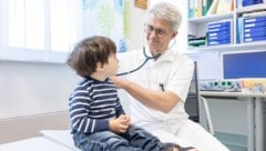 Im Schuljahr 2023/24 wurden exakt 100.853 steirische Schülerinnen und Schüler von Schulärzten ...