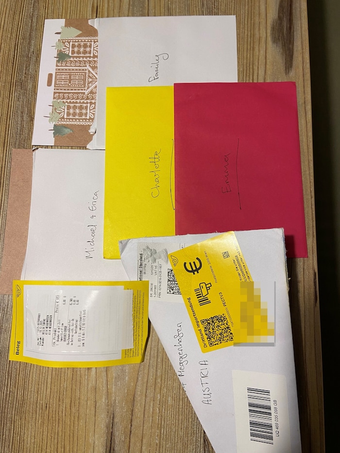 In dem Kuvert aus England befanden sich insgesamt vier Grußkarten für Weihnachten.