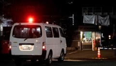 Ein Polizeifahrzeug auf dem Gelände des Reifenherstellers Yokohama