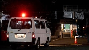 Ein Polizeifahrzeug auf dem Gelände des Reifenherstellers Yokohama