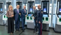 Innenminister Karner (3.v.l.) und Migrationskommissar Brunner (2v.r.) bei der Eröffnung des ...