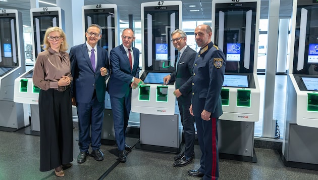 Innenminister Karner (3.v.l.) und Migrationskommissar Brunner (2v.r.) bei der Eröffnung des ...