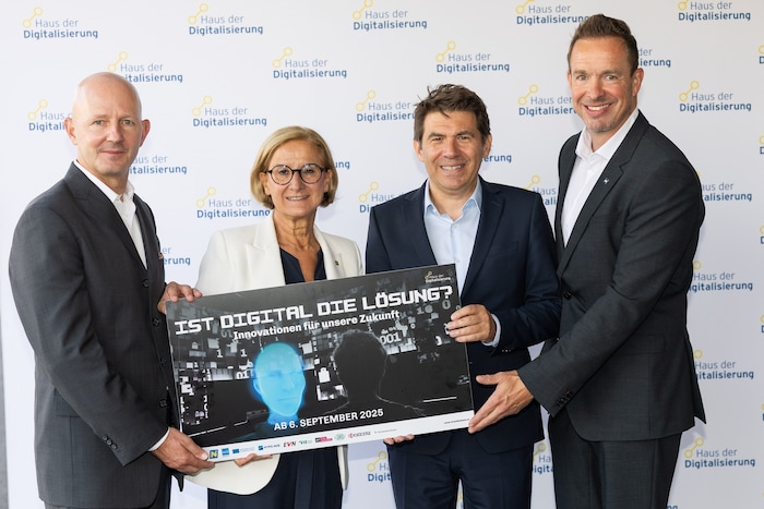 Zeppelzauer (li.) und Reutterer (re.) vom Haus der Digital- isierung mit Mikl-Leitner sowie ...