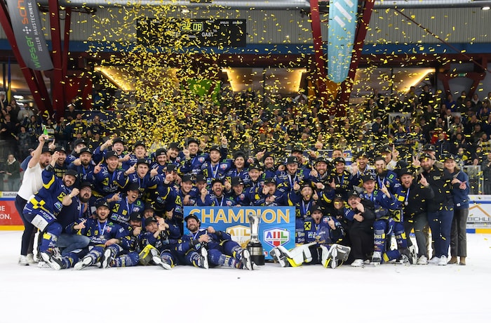 Die Eisbären jubelten in der Alps Hockey League.